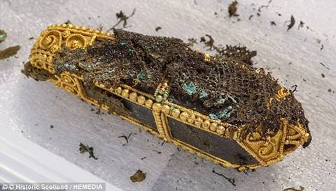 Thợ dò kim loại phát hiện kho báu hơn 57 tỷ đồng dưới đất