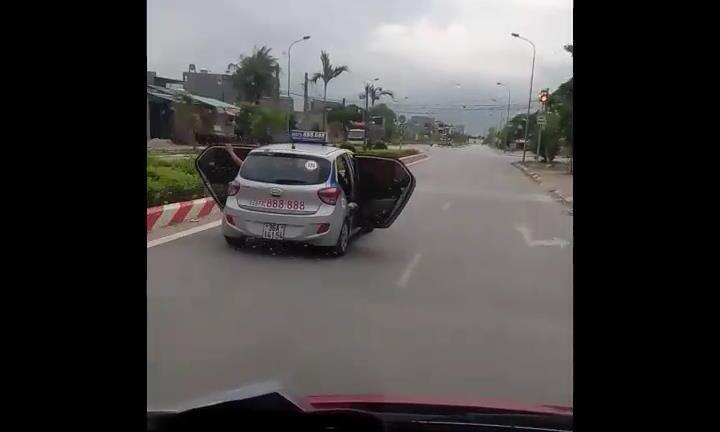 Video: Taxi 'điên' mở bung 2 cửa lao vun vút trên phố khiến nhiều người khiếp sợ