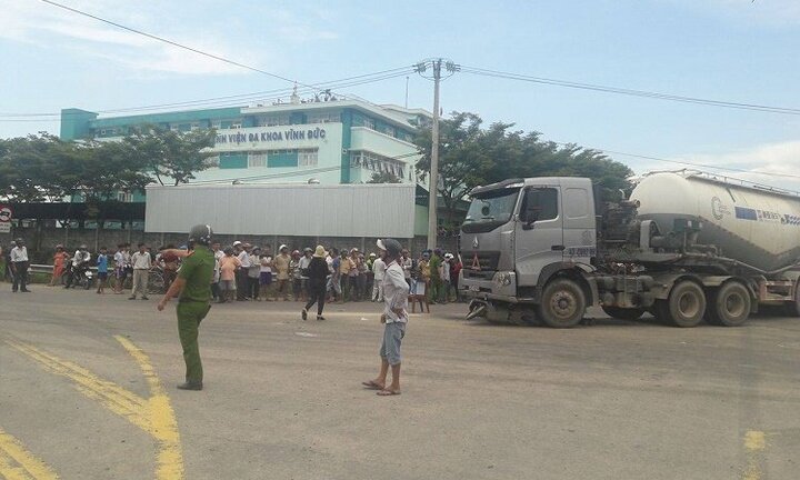 Xe tay ga chở 4 tông xe bồn, 2 người chết thảm