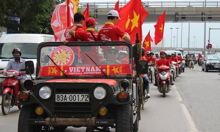 Cổ động viên nhuộm đỏ đường phố Hà Nội trận U22 Việt Nam - U20 Argentina