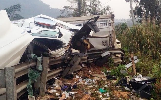 Dùng cưa máy cắt đầu xe container giải cứu 3 người trên đèo Lò Xo