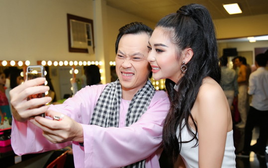 Hoài Linh nhắng nhít selfie cùng em họ Hoa hậu của Trương Ngọc Ánh