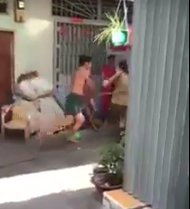 Phẫn nộ con trai nuôi dùng chổi đánh tới tấp vào mẹ già