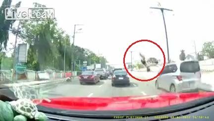 Vừa nghe điện thoại vừa sang đường, người phụ nữ bị ô tô tông bay người