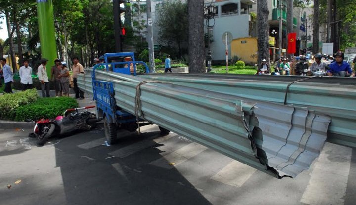 Xe ba gác tái xuất, nghênh ngang lê 'máy chém' gây họa cho người đi đường