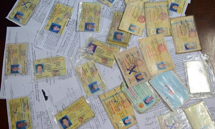 Phát hiện hàng loạt đăng ký xe ô tô giả, giá 2 triệu đồng