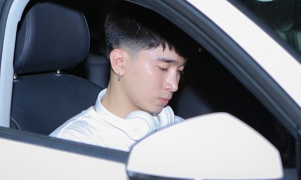 Chi Dân lộ rõ vẻ mệt mỏi khi đến sân bay lúc nửa đêm