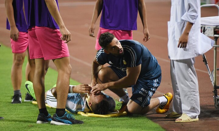 Nhân viên y tế Việt Nam đi dép tổ ong phục vụ trận đấu bạc tỷ U22 Việt Nam vs U20 Argentina