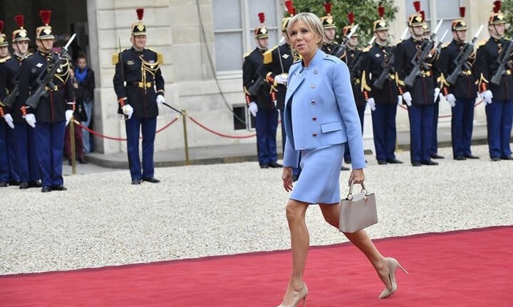 Bộ đồ đi mượn của Đệ nhất phu nhân Pháp trong ngày chồng nhậm chức làm cả thế giới kinh ngạc