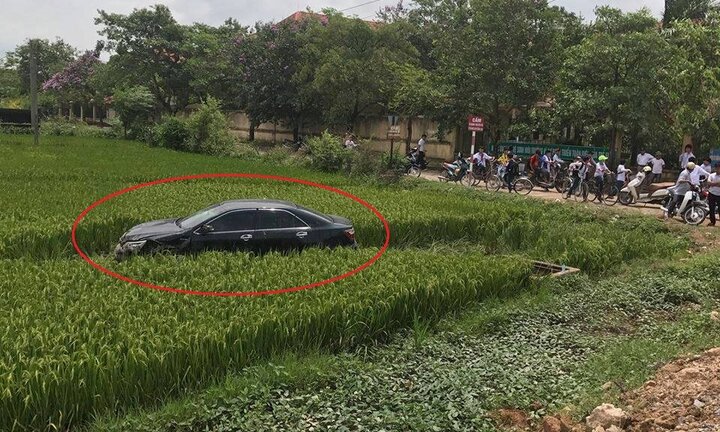 Ô tô mất lái đâm 2 xe đạp điện, 3 học sinh chết thảm