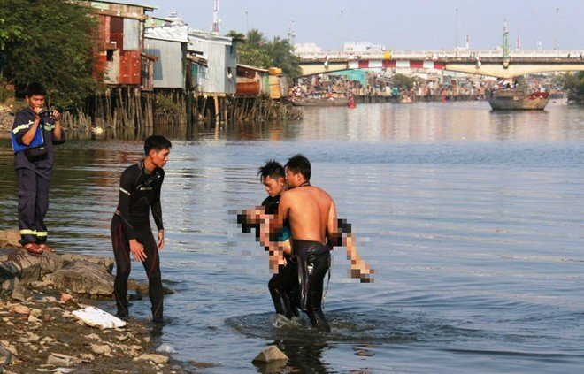 Rủ nhau tắm biển, 2 học sinh chết đuối và mất tích