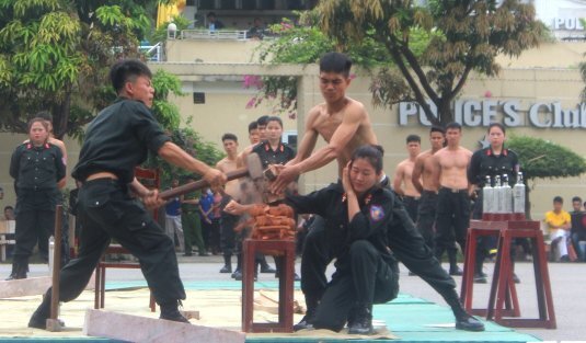 Thót tim màn biểu diễn vác vật nặng đi chân trần trên thủy tinh của những cảnh sát đặc nhiệm