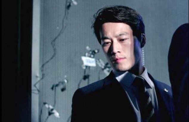 Chàng vệ sĩ đẹp trai như tài tử điện ảnh của Tổng thống Hàn Quốc gây sốt