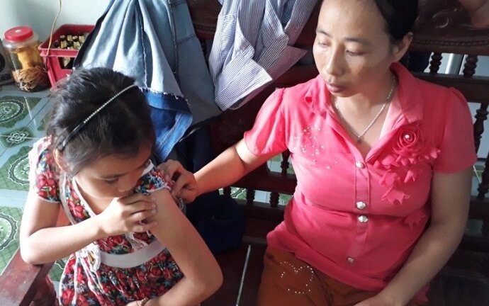 Bé gái bị kẻ lạ đâm vật nhọn vào người: Loại trừ khả năng tiêm thuốc độc để bắt cóc