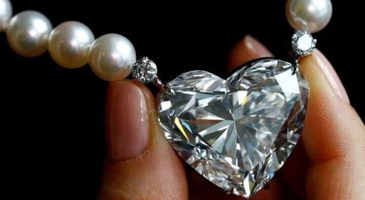 Cận cảnh vẻ đẹp hoàn mỹ của viên kim cương hình trái tim lớn nhất thế giới