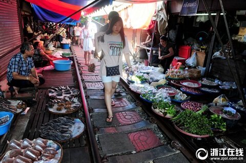 Khu chợ tấp nập, tàu hỏa đến lại vác rổ rá chạy tán loạn
