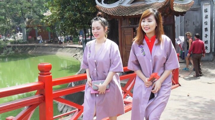 Thiếu nữ Hà thành vui vẻ choàng áo dài vào đền Ngọc Sơn