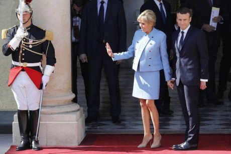 Vì sao đệ nhất phu nhân Pháp mặc đồ đi mượn trong lễ nhậm chức của chồng?