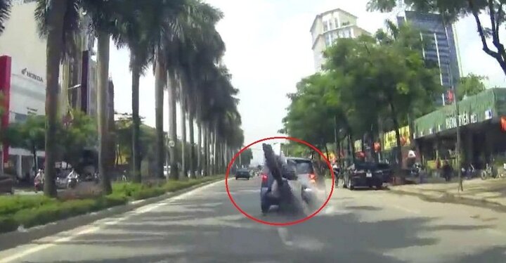 Ô tô chuyển làn đột ngột, xe máy chở gạo tông bẹp đuôi