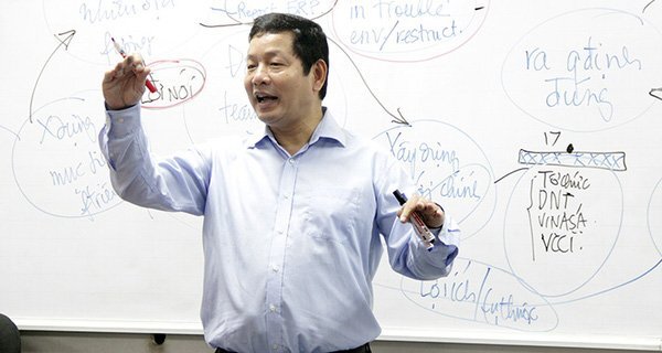 PGS Trương Gia Bình dạy 'Cách mạng 4.0' cho thạc sĩ quản trị kinh doanh