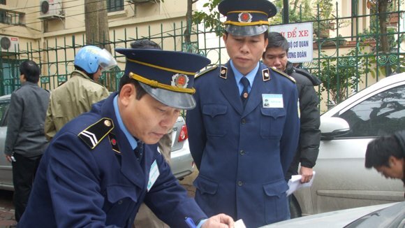 Bị lập biên bản xử phạt, người đàn ông mang dao chém thanh tra giao thông