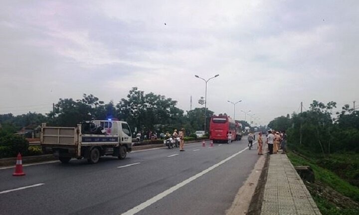 5 chiếc ô tô tông liên hoàn ở Huế, hơn 20 người bị mắc kẹt