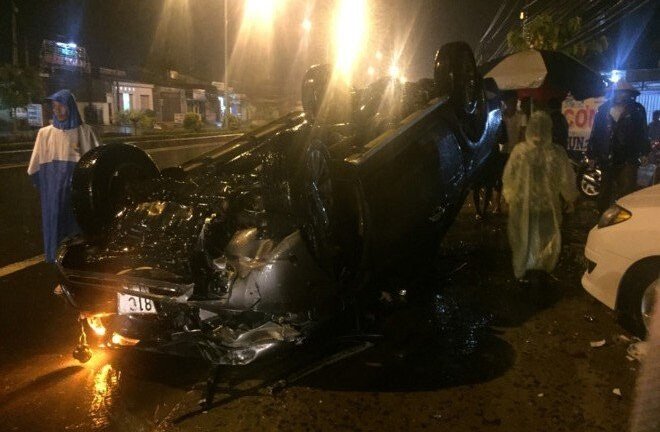 Xe bán tải tông xe máy, cô gái bị hất văng lên vỉa hè chết thảm