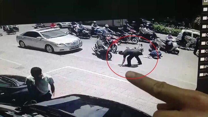 Lấy cắp điện thoại của người phụ nữ bị tai nạn khiến dân mạng phẫn nộ