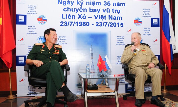 Hình ảnh phi hành gia Liên Xô Gorbatko hội ngộ Anh hùng Phạm Tuân sau 35 năm cùng bay vào vũ trụ