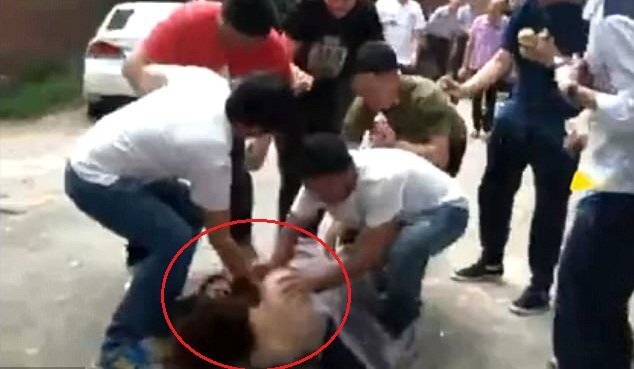 Hàng loạt thanh niên thản nhiên sàm sỡ phù dâu gây phẫn nộ