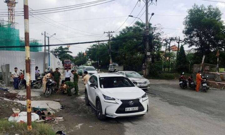 Người dân nâng đầu ô tô cứu người phụ nữ mắc kẹt dưới gầm xe