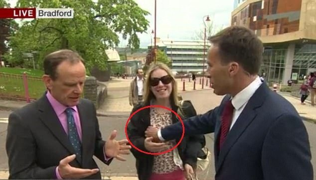 Sờ ngực phụ nữ qua đường, phóng viên BBC bị đánh trên sóng trực tiếp