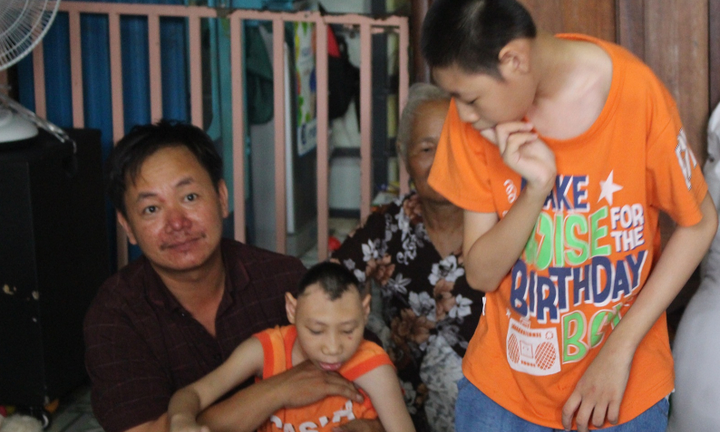 Ông bố thi hát bị tố lợi dụng 2 con teo não trục lợi: Chính quyền nói gì?