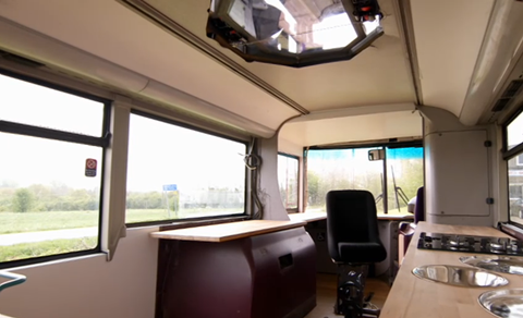 Chi hơn nửa tỷ đồng 'xây' căn nhà độc đáo, di chuyển đi đâu cũng được