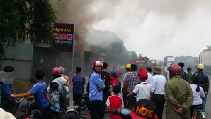 Khói lửa bốc lên nghi ngút tại quán karaoke ở Hải Dương