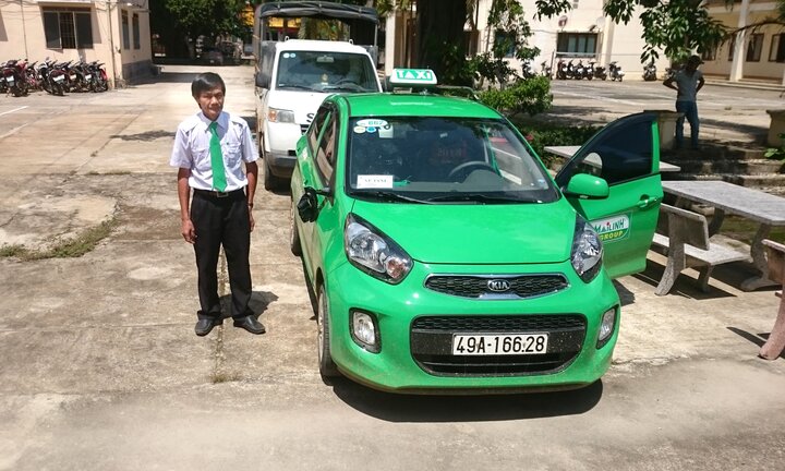 Bị côn đồ cầm dao khống chế, tài xế taxi 'tung đòn hiểm' thoát thân