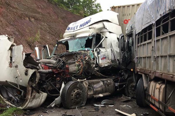 Hiện trường thảm khốc xe tải tông trực diện container