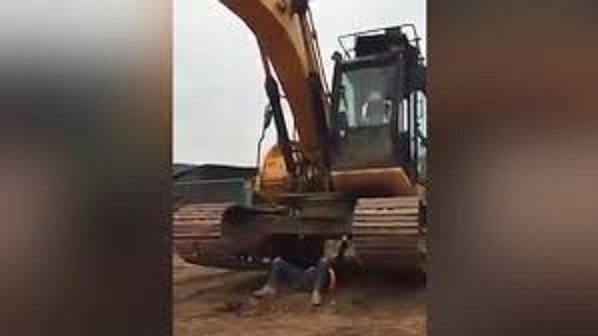 Video: Người đàn ông tay không nâng máy xúc nặng 30 tấn gây sốc