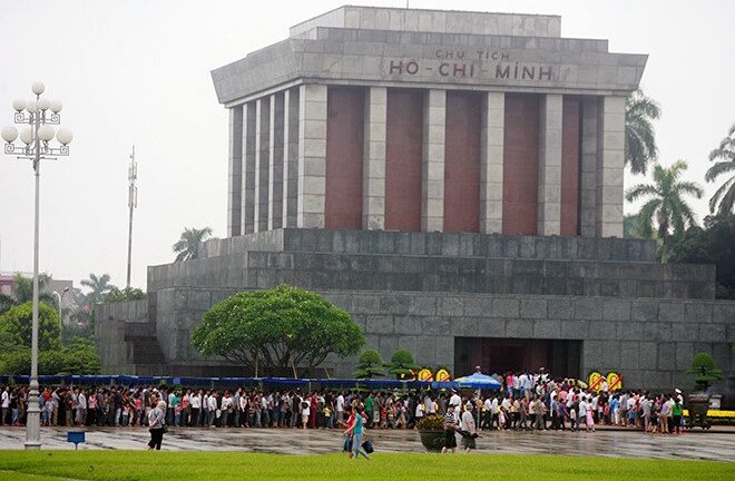 Clip: Xúc động hình ảnh dòng người đội mưa xếp hàng vào thăm Lăng Bác