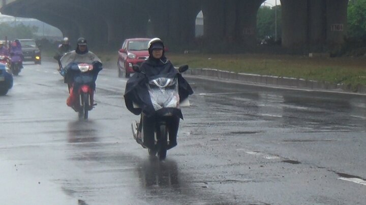 Video: Hà Nội khác lạ trước hiện tượng mưa rét giữa mùa hè