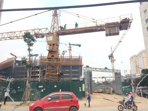 Cần cẩu bê tông khổng lồ lơ lửng trên đầu, dân Thủ đô khiếp sợ