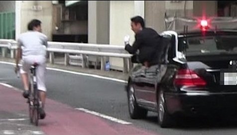 Cận vệ đoàn hộ tống Thủ tướng Nhật Bản cúi đầu xin lỗi người đi xe đạp