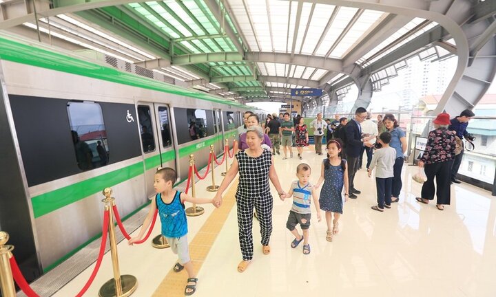Ảnh: Dân Thủ đô tận mắt khám phá ga đường sắt trên cao Cát Linh-Hà Đông