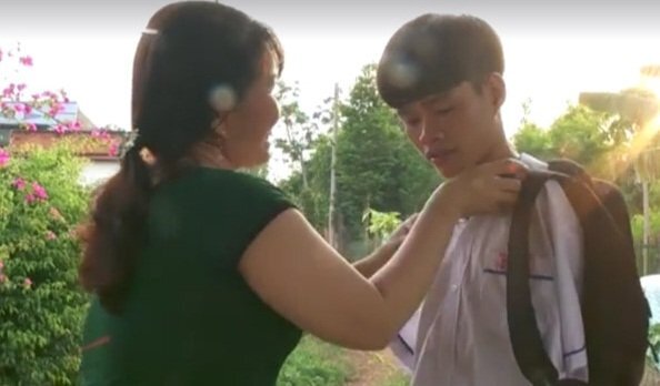 Chàng trai không tay dùng chân nấu ăn cho bố mẹ