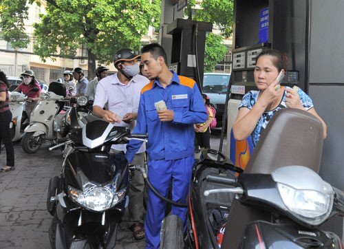 Giá xăng hôm nay giảm 210 đồng/lít