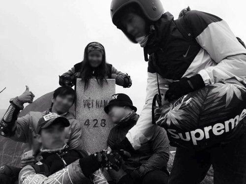 Thực hư nhóm 'phượt thủ' sửa cột mốc biên giới