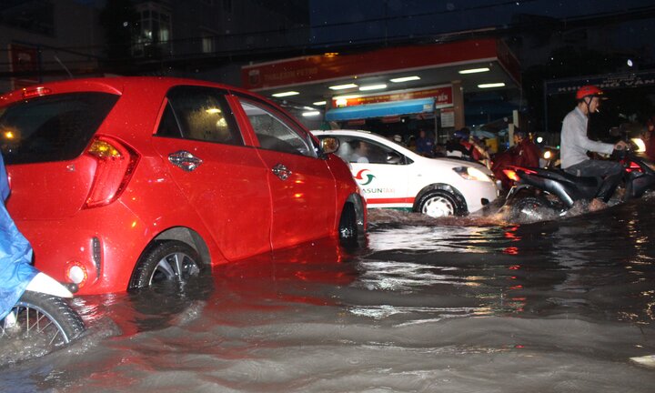 Video: Đường Sài Gòn chìm trong biển nước, xe cộ chết máy la liệt