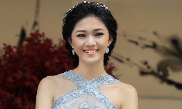 Á hậu Thanh Tú khoe sắc cùng diễn viên ‘Em chưa 18’