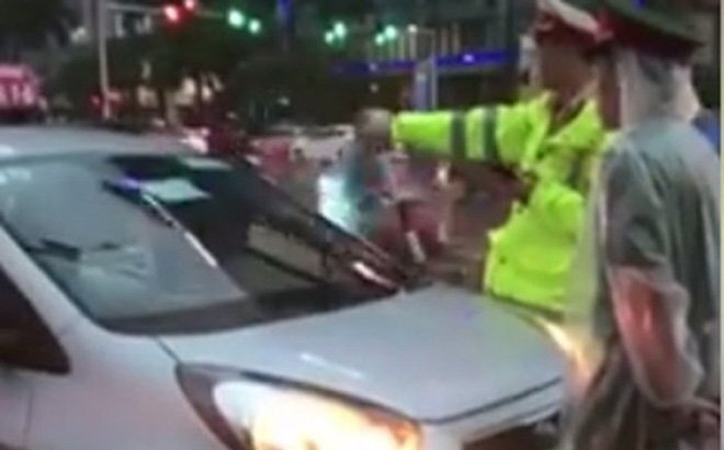 Tước bằng lái tài xế taxi vượt đèn đỏ, lao vào đường xe ưu tiên ở Hà Nội