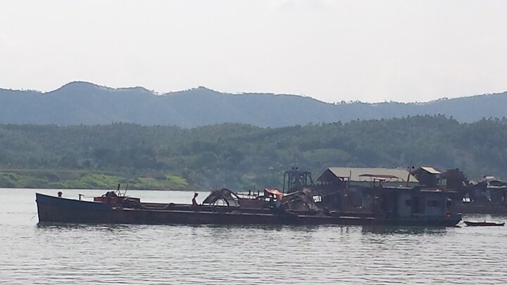 Hàng trăm tàu cuốc ngang nhiên giăng kín sông Đà hút cát, xã hội đen vào tận nhà đe doạ dân